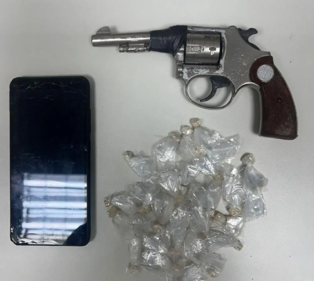 Homem com mandado de prisão é detido com arma e drogas em Feira de Santana