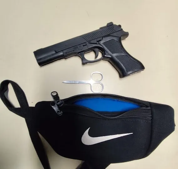 Homem é detido com simulacro de arma de fogo na Avenida João Durval Carneiro