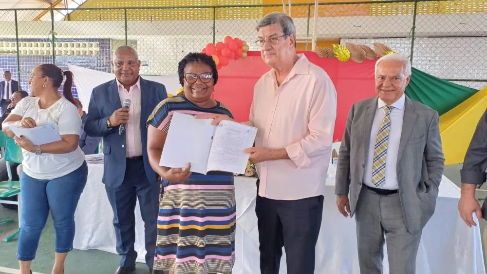 Prefeitura entrega 78 escrituras de imóveis no conjunto Paulo Souto