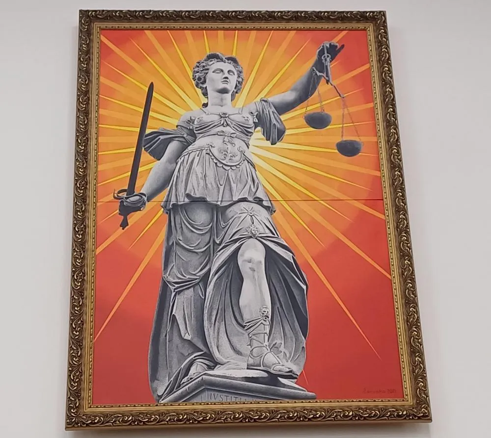 Artista doa obra “Deusa da Justiça” ao Fórum de Feira de Santana