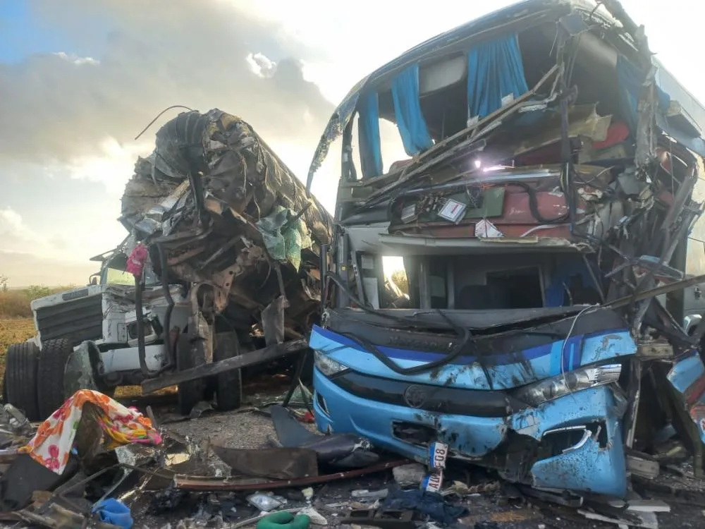Acidente com ônibus da Kal Tour de Ubatã deixa 4 mortos na Bahia