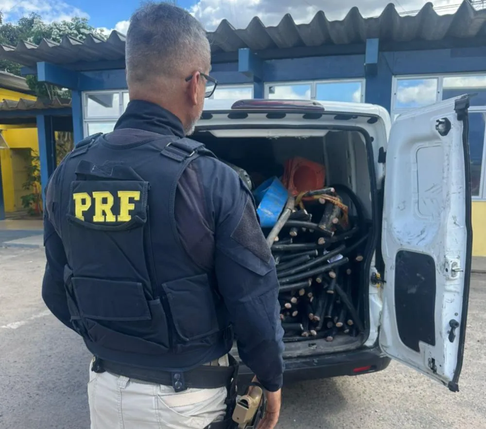 Polícia apreende 500 quilos de cobre furtado de empresa de telefonia em Feira de Santana