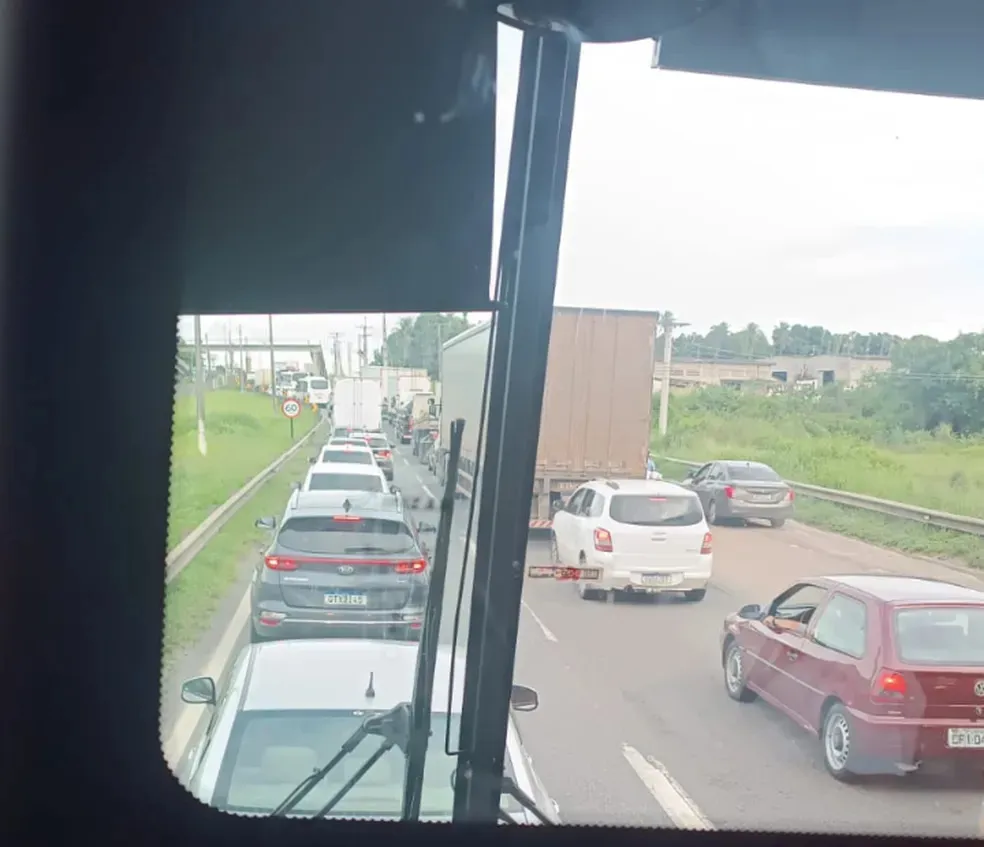 Motociclista é projetado para debaixo de carreta na Br 324