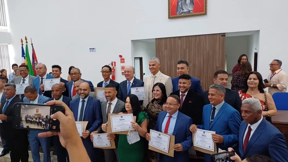 Prefeito e vereadores eleitos são diplomados em Feira com promessas de dedicação total