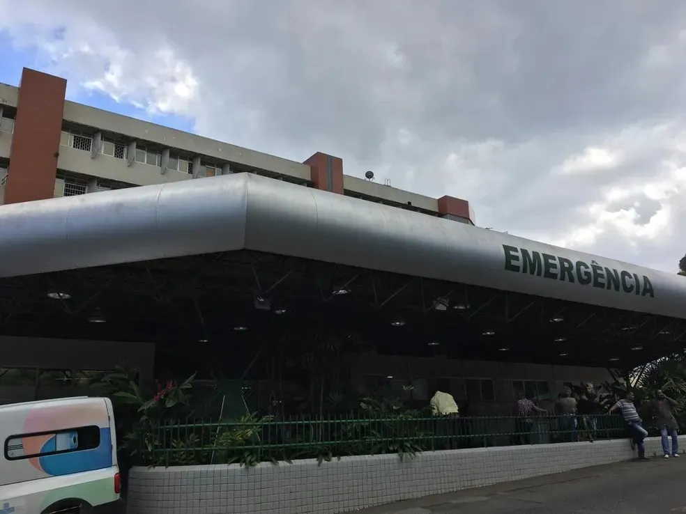 Mulher tem braço atingido por poste ao tentar tirar selfie em ônibus