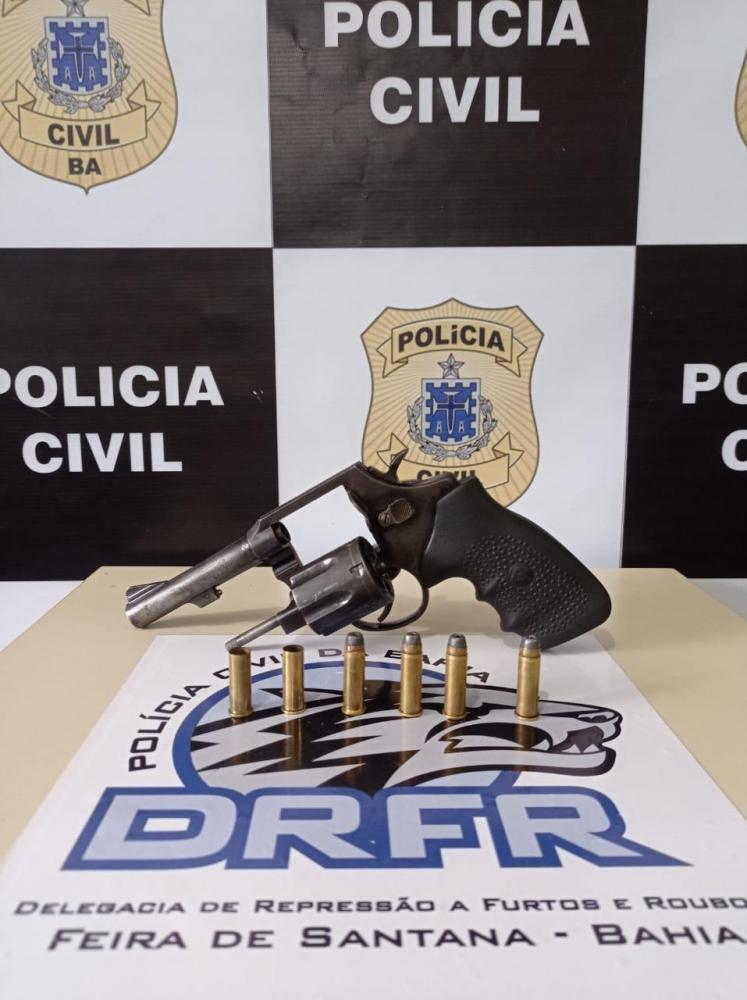 Suspeito de roubo é preso após trocar tiros com policias civis.
