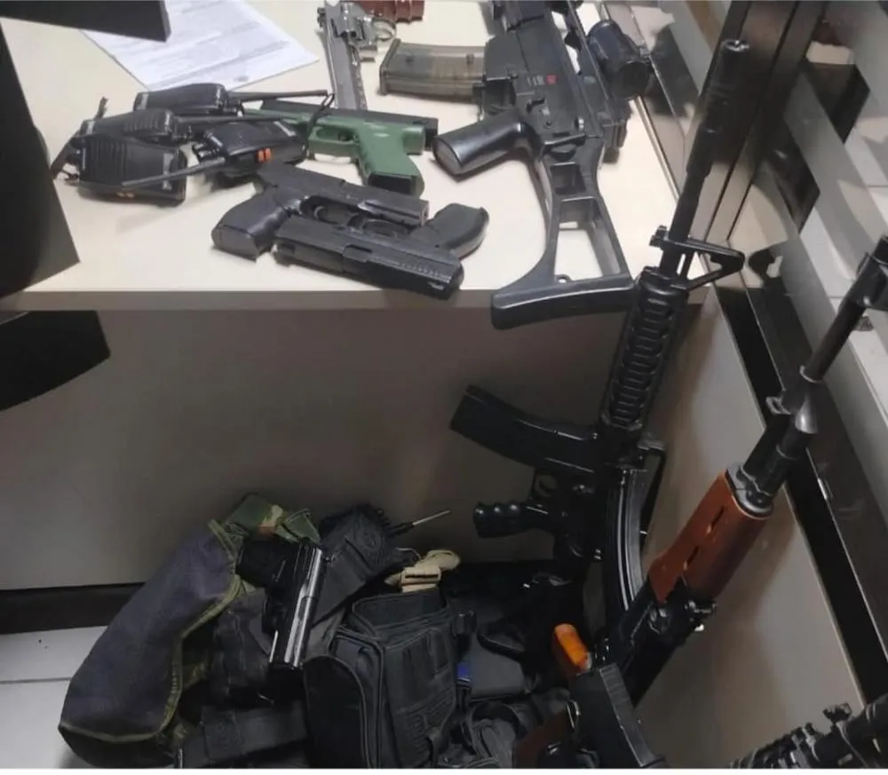 Cipe leste apreende simulacro de AKA 47 e mais 8 tipos de armas em Feira 