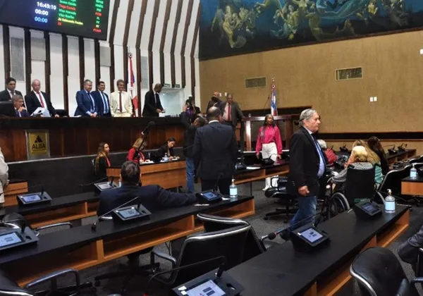 Alba aprova mais de 40 honrarias antes do recesso parlamentar