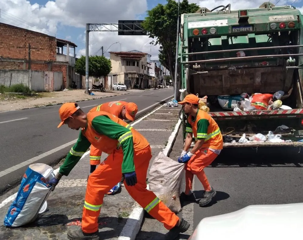 Serviço de coleta de lixo é normalizado em Feira de Santana