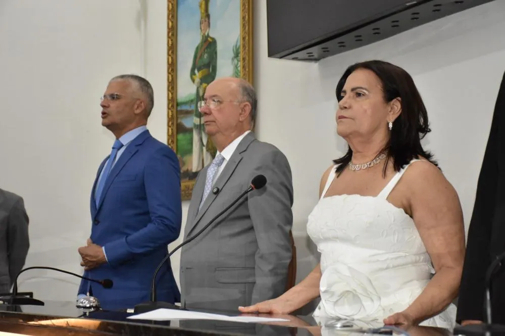 Vereadores feirenses, prefeito e vice tomam posse dos cargos em sessão solene na Câmara