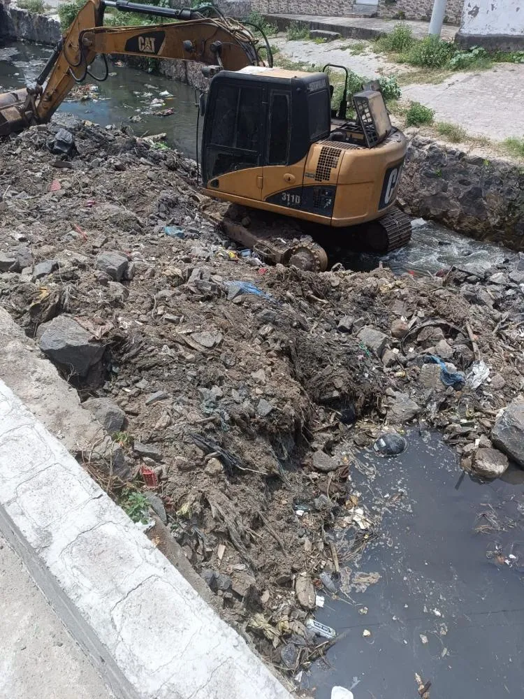Prefeitura de Feira de Santana inicia limpeza de canais para prevenir transtornos com chuvas
