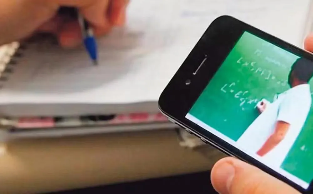 Lula sanciona lei que restringe uso de celular em escolas