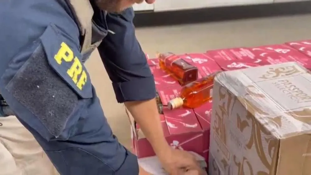 PRF apreende 456 litros de uísque sem nota fiscal em Feira se Santana