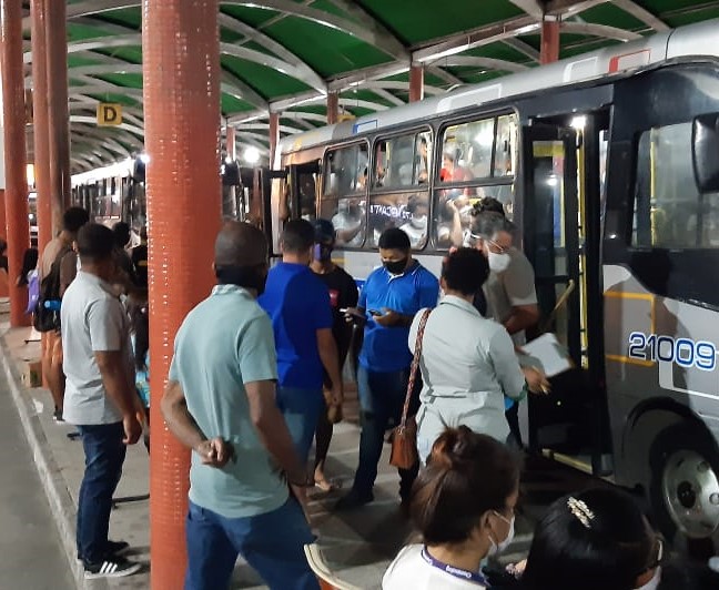Vereador Pedro Cícero denuncia ônibus saindo lotados do terminal central
