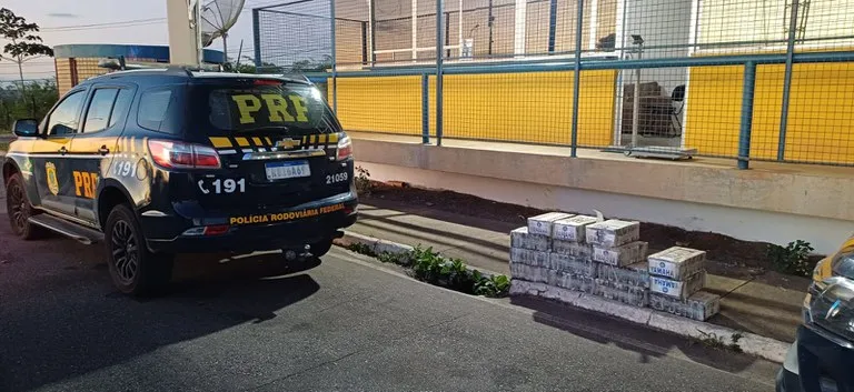 Em Santo Antônio de Jesus (BA), PRF apreende 166 kg de cocaína escondidos em compartimento falso de caminhão