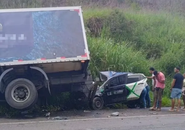 Família morre após carro colidir na traseira de caminhão na BR-101