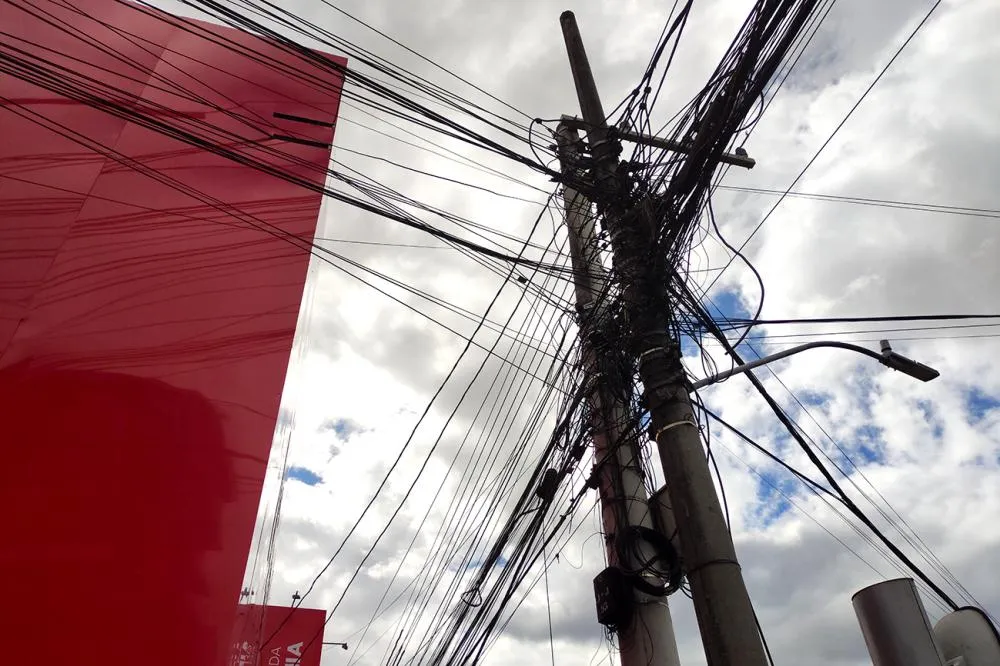 Prefeito José Ronaldo sanciona lei para organização e remoção de fios nos postes