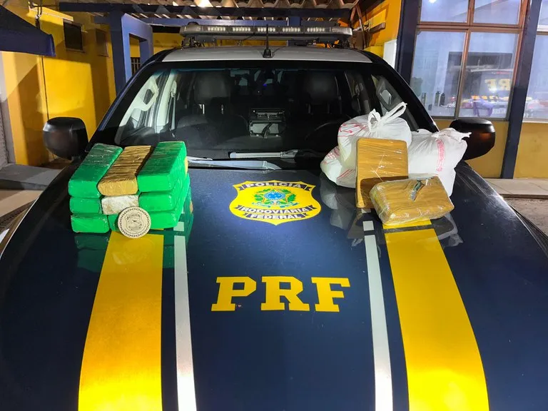 Mulher aceita transportar drogas como forma de pagar uma dívida e acaba presa pela PRF em Feira de Santana (BA)