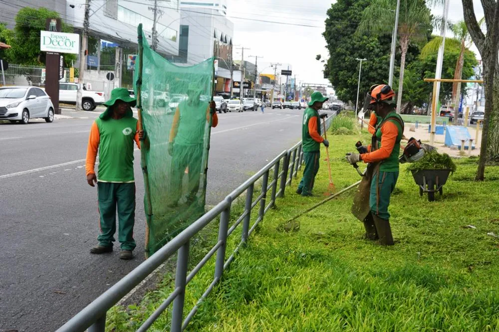 Canteiro central da avenida Getúlio Vargas passa por revitalização