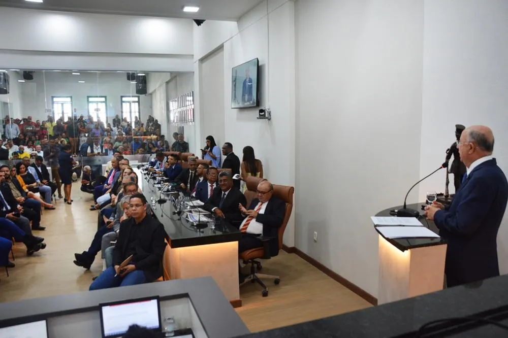 José Ronaldo anuncia vereador José Carneiro como líder do Governo na Câmara