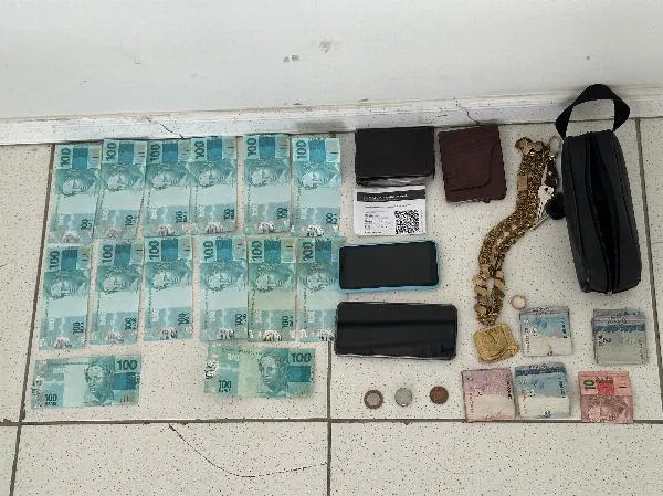 Moradores de Feira de Santana são presos em Serrinha suspeitos de abastecer carro com notas falsas