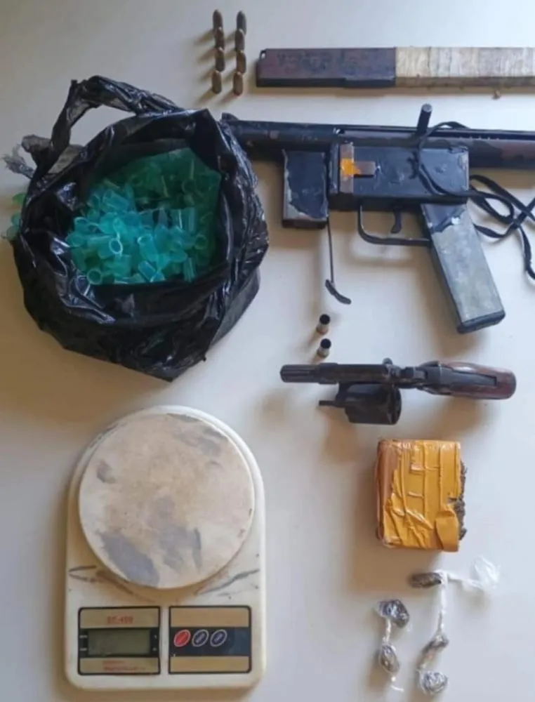 Homens usam sub metralhadora para trocar de tiros com PMs em Cabucçu