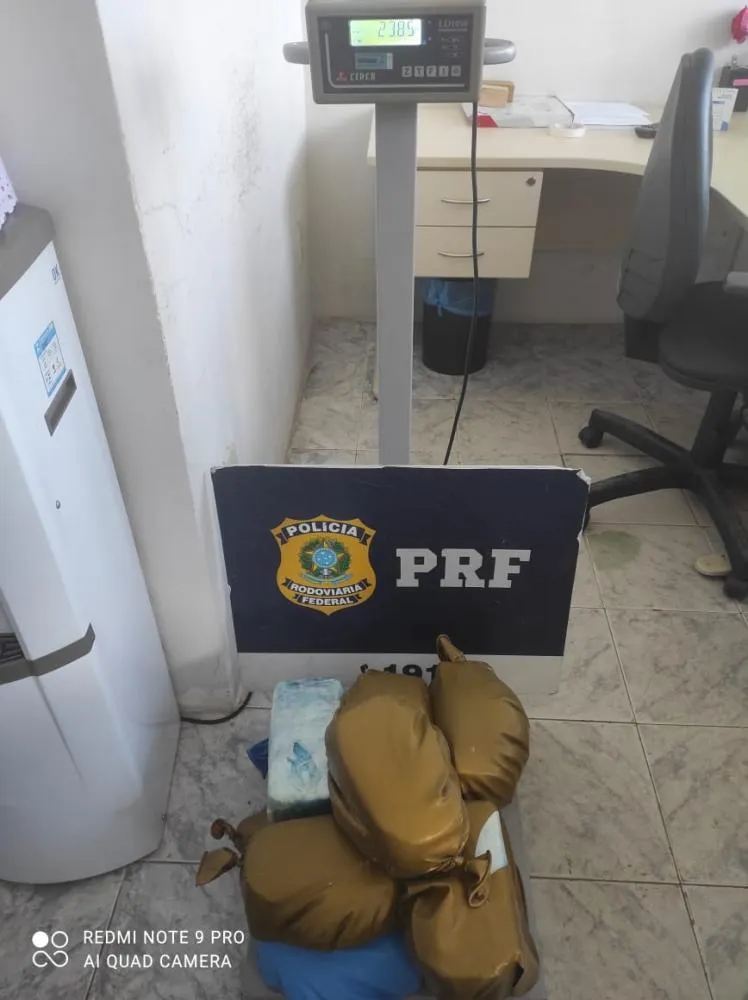  PRF apreende mais de 23kg de cocaína escondida em mala de viagem em Feira de Santana 