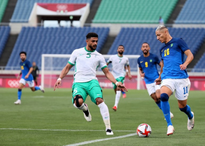 Richarlison faz dois, Brasil vence Arábia Saudita e avança para o mata-mata nos Jogos Olímpicos