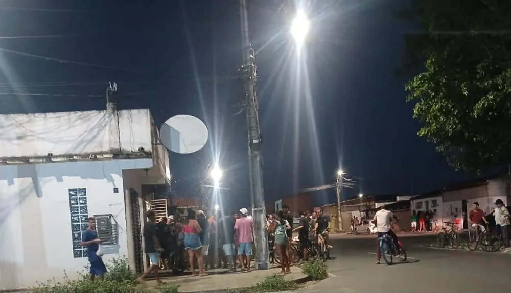 Jovem de 24 anos é morto a tiros dentro de barbearia no conjunto Sérgio Carneiro