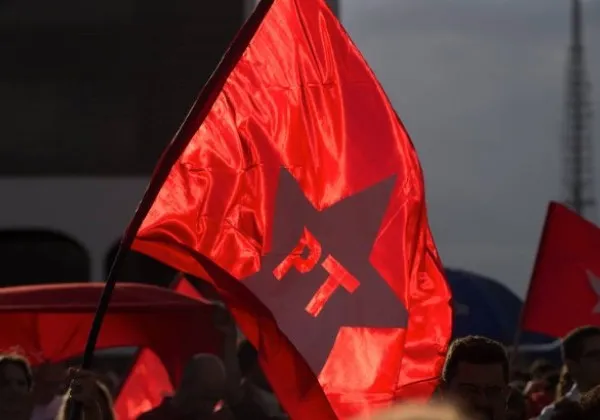 PT envia ofício e pede autorização ao STF para transmitir julgamento de Bolsonaro