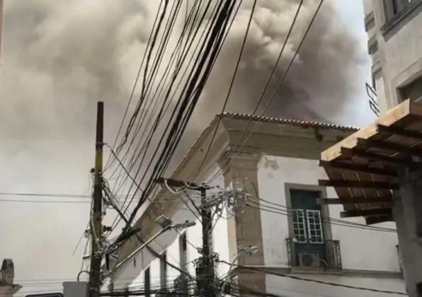 Incêndio atinge Câmara de Vereadores de Salvador nesta segunda-feira (24); vídeo