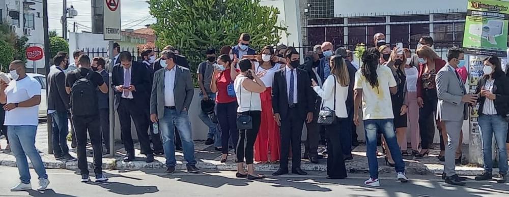 Advogados fazem protesto cobrando retomada dos serviços presenciais na justiça do Trabalho.