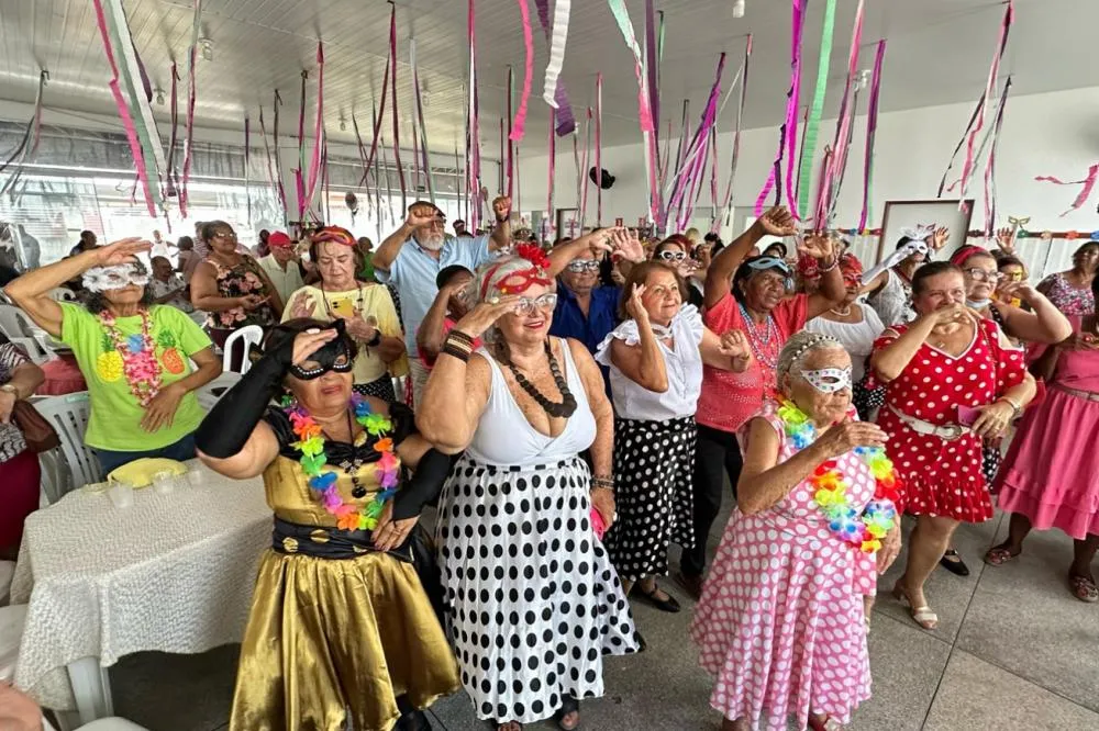 Centro Dona Zazinha realiza baile carnavalesco inspirado nos anos 60