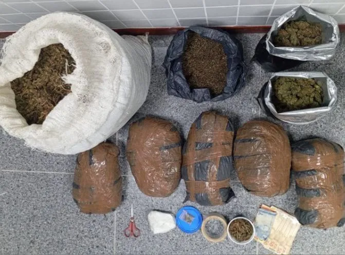 Quase 30 quilos de maconha e cocaína são apreendidos em São Gonçalo
