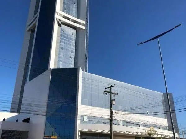 Mulher é encontrada morta após cair do 30º andar de hotel em Feira de Santana