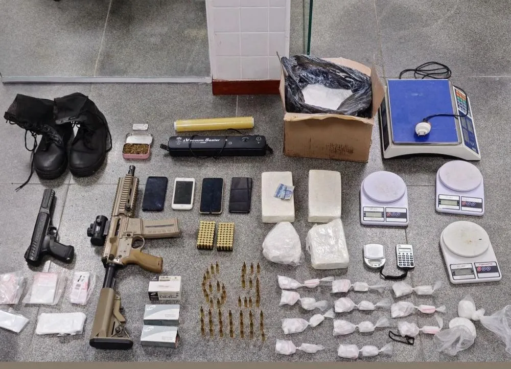 Mulher é presa com fuzil e drogas no bairro Tomba