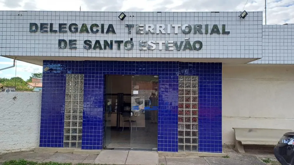 Polícia prende segundo suspeito de homicídio em Santo Estêvão; terceiro envolvido continua foragido