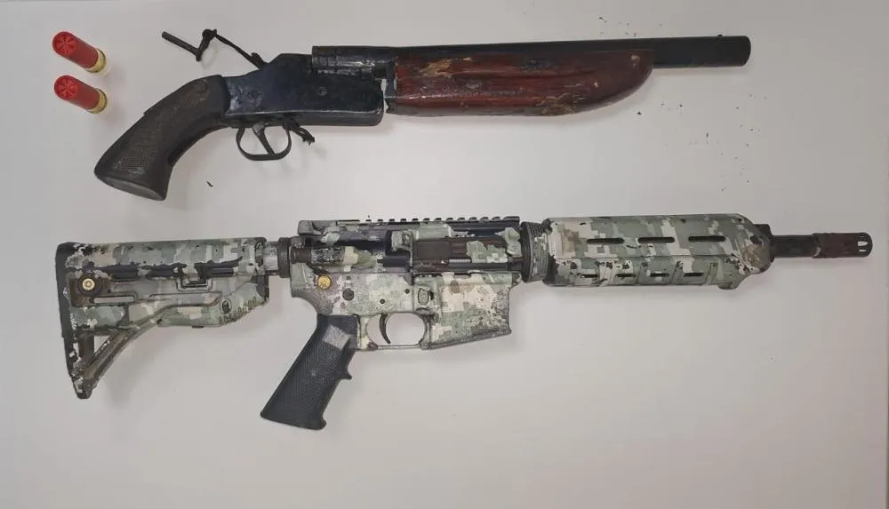PM apreende fuzil e espingarda no bairro Jussara, em Feira de Santana