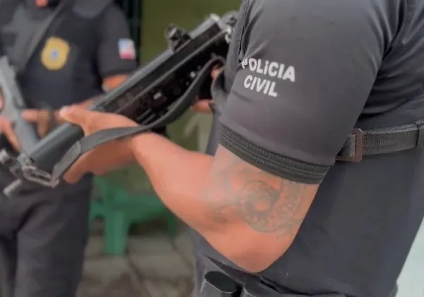 Homem é preso após raptar e abusar de menina de cinco anos em terreno baldio