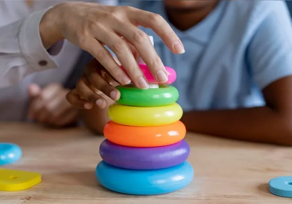 Aumento no diagnóstico do autismo no Brasil expõe falhas na garantia constitucional do direito à saúde