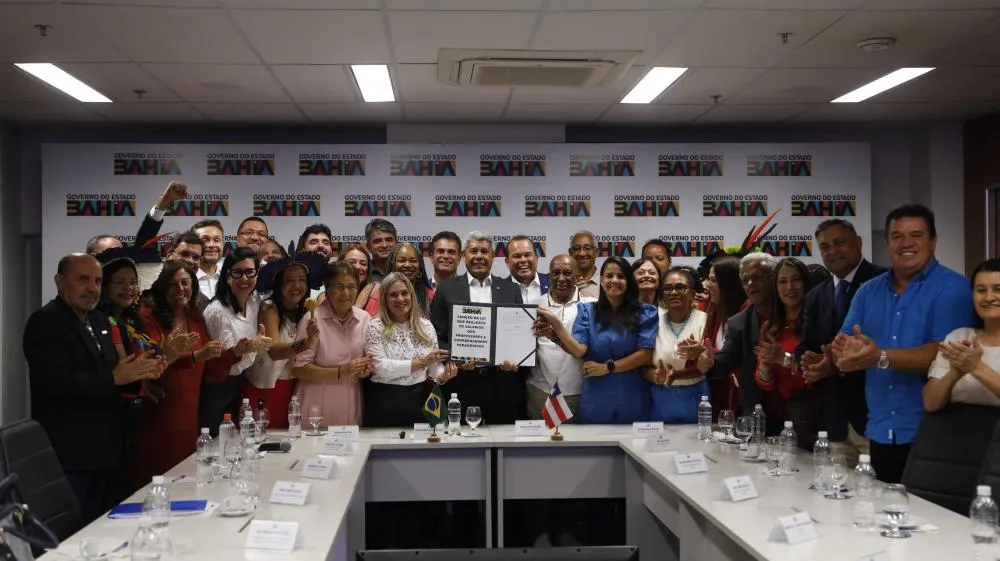 Governador Jerônimo Rodrigues sanciona lei que garante reajuste salarial para professores da rede estadual