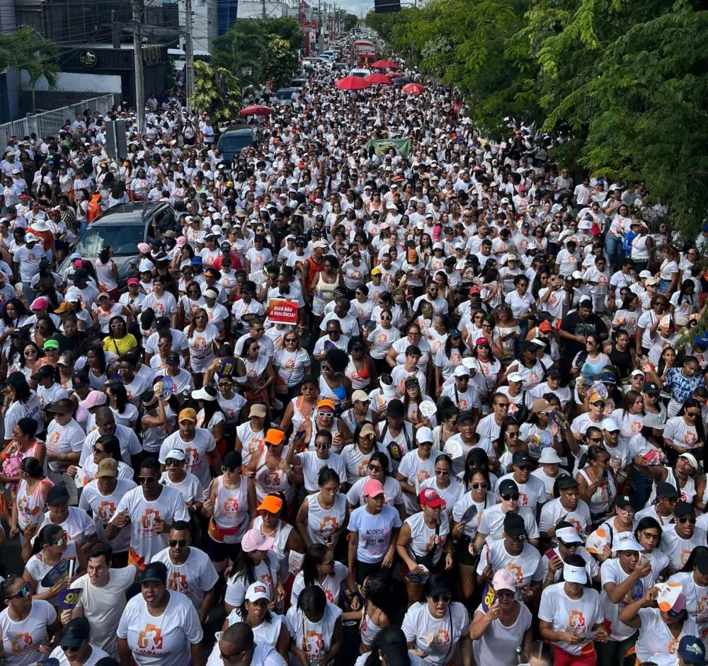 Caminhada de Combate á Violência Contra Mulher leva milhares de pessoas para as ruas em Feira de Santana