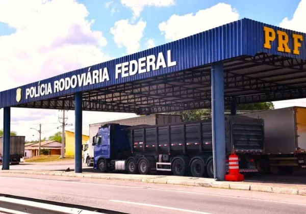 PRF faz operação para fiscalizar tempo de descanso de caminhoneiros em rodovias na Bahia