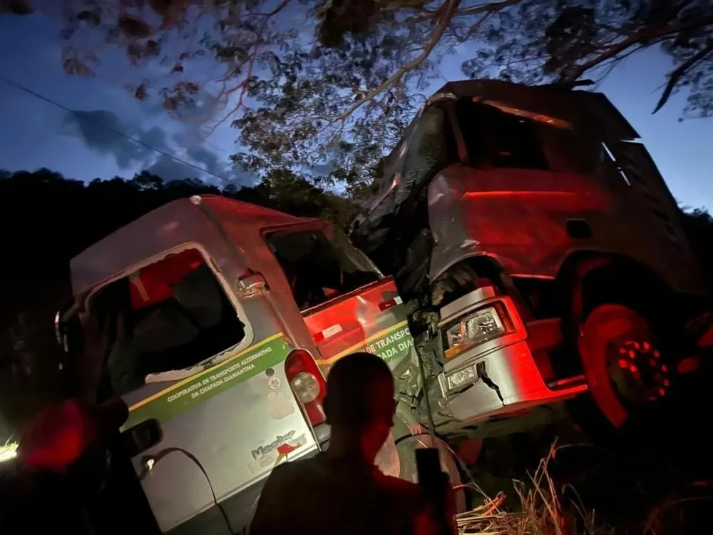 Batida entre van e carreta deixa ao menos 11 mortos na Chapada Diamantina