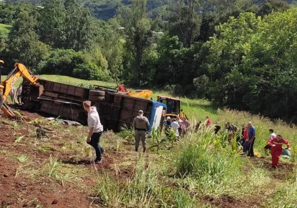 Ônibus que levava estudantes e professores da UFSM cai em ribanceira e deixa mortos