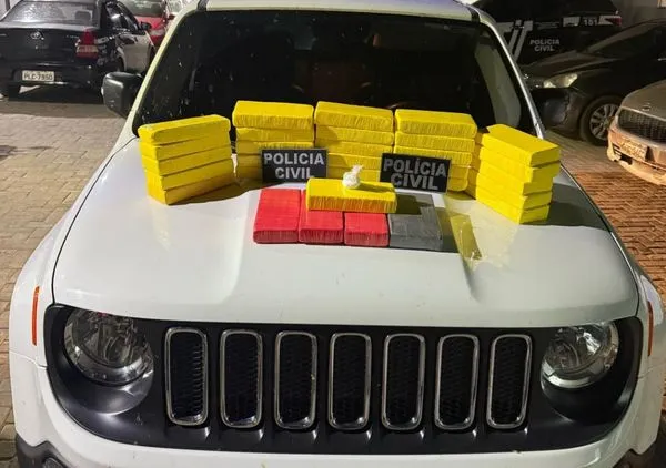 Motorista é preso com 30 kg de cocaína escondida em painel de carro