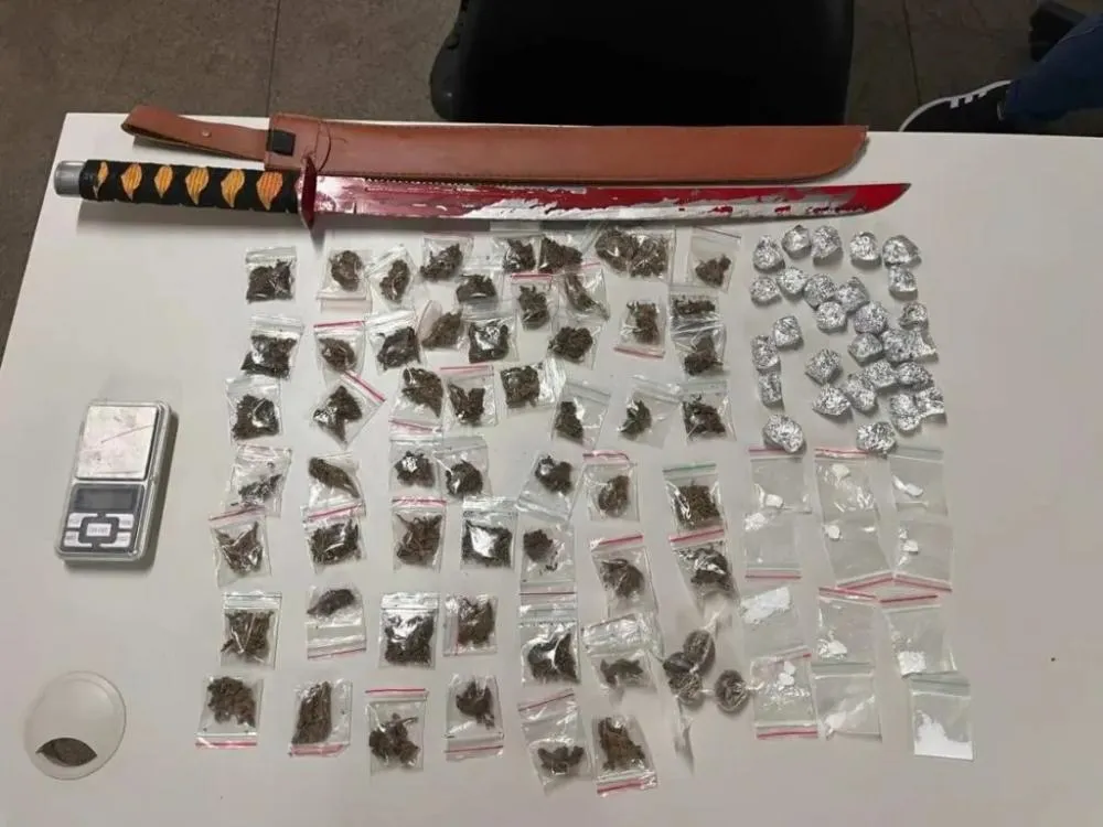 Polícia apreende drogas e espada durante operação no bairro Mangabeira