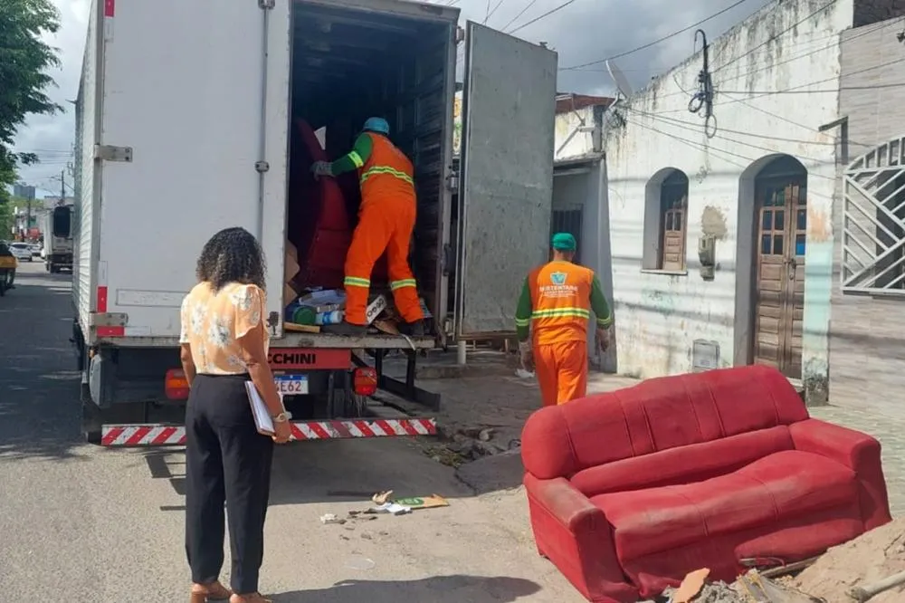 Prefeitura realiza limpeza em imóvel de acumuladora de lixo no bairro Baraúnas