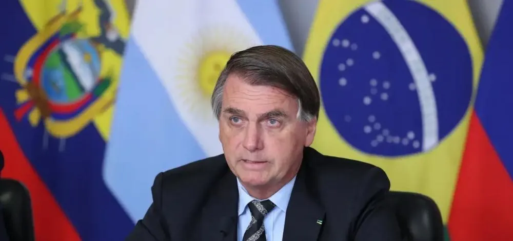 Bolsonaro passa mal, é transferido de helicóptero para Natal e pode ser submetido a nova cirurgia