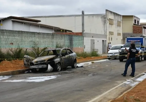 Homem morre carbonizado dentro do próprio carro em via pública